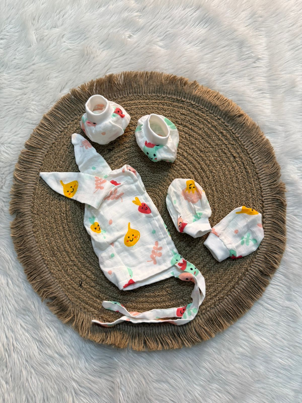 Muslin cap, mitten and booties - Vegetables