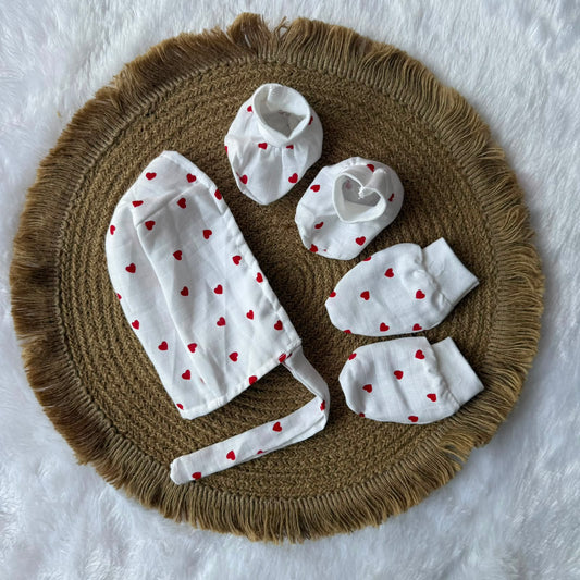 Muslin cap, mitten and booties - Hearts